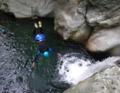 Backflip dans le canyon de Caprie