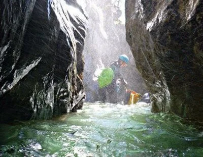 Petit couloir en bas des cascades