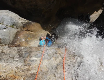 Descente dans la grande cascade du canyon